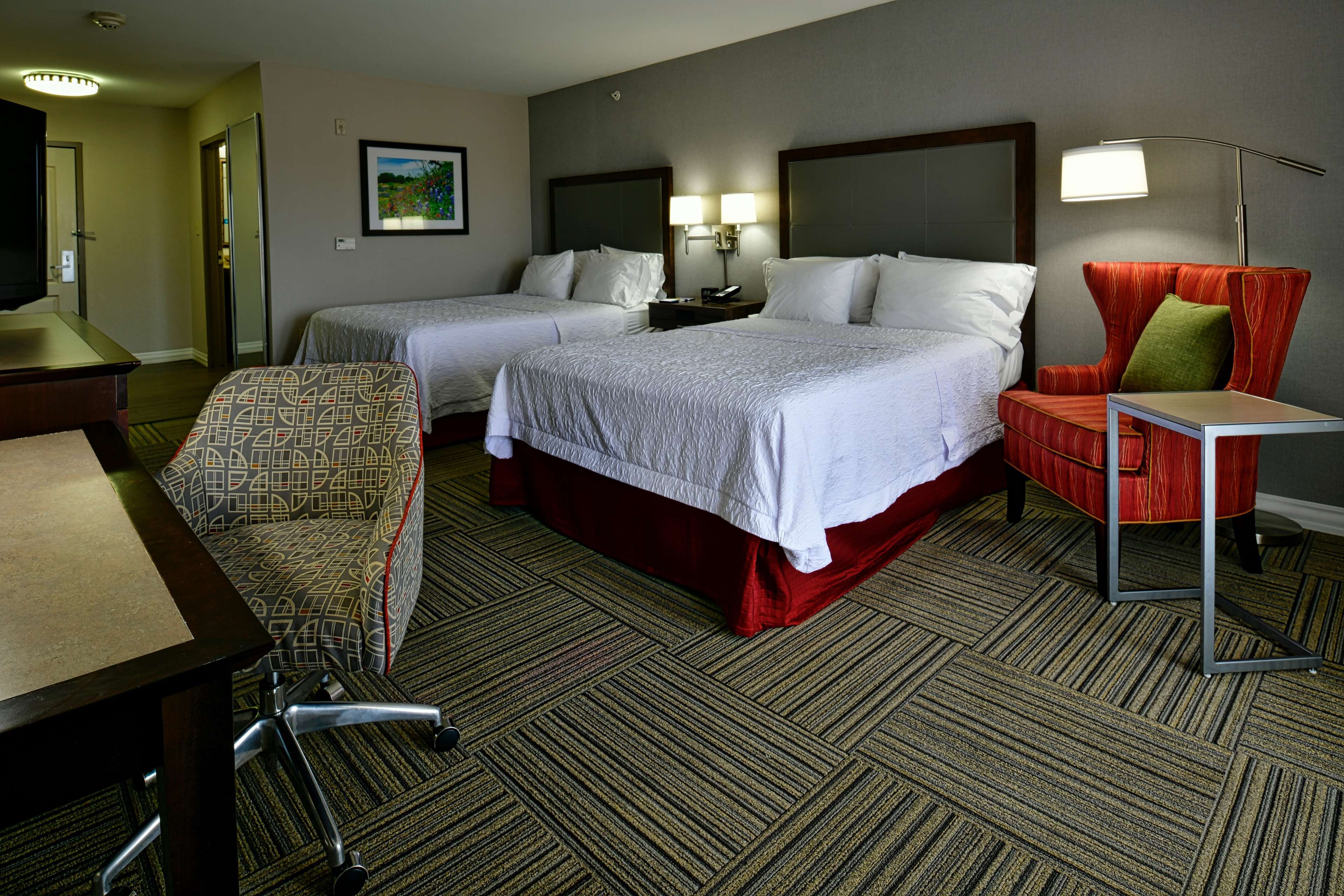 Hampton Inn & Suites Fredericksburg - Tap to explore photos