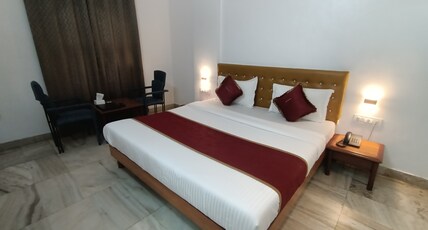 Raja Hotel Room Type - Deluxe Room