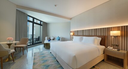 Arabian Park Hotel Room Type - Guest Room with Balcony - King Bed