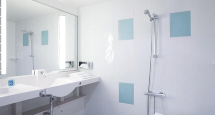 Novotel Amboise Room Type - Standard room for reduced mobility: 1 double bed and 1 single sofa bed