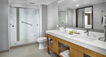 DoubleTree by Hilton Edmonton Downtown Room Type - 1 KNG RVRVW KTCHNETTE STE