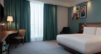 Hampton by Hilton Edinburgh Airport Room Type - QUEEN ACCESS UK KING BED