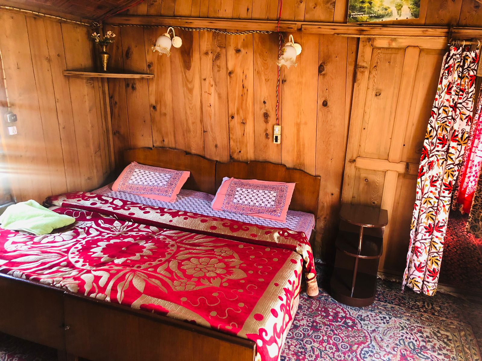 Budshah Palace Private Houseboat 2 - Tap to explore photos