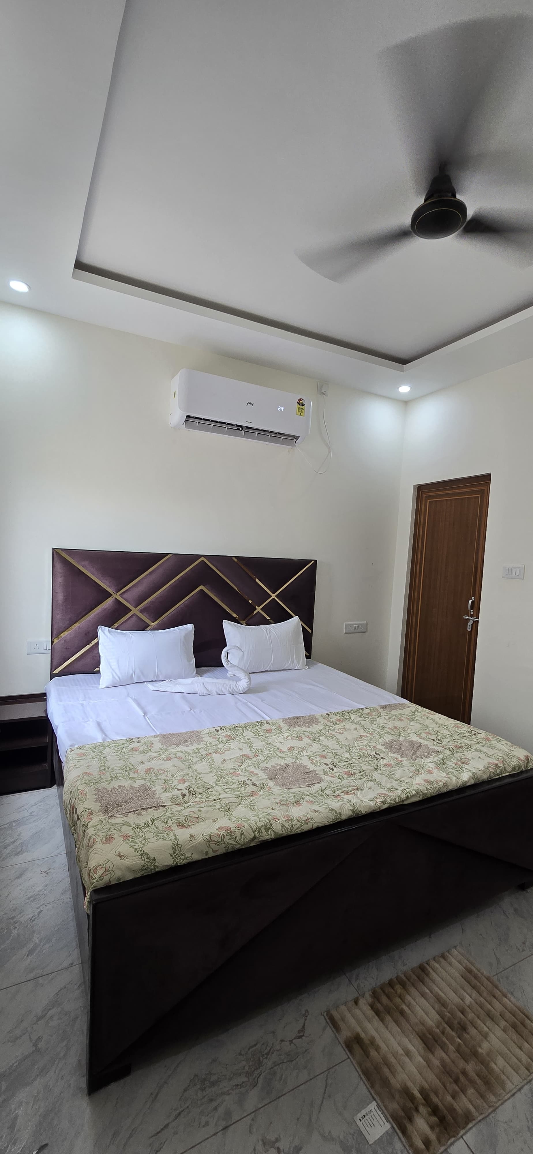 Kashi Prabha Home Stay - Tap to explore photos