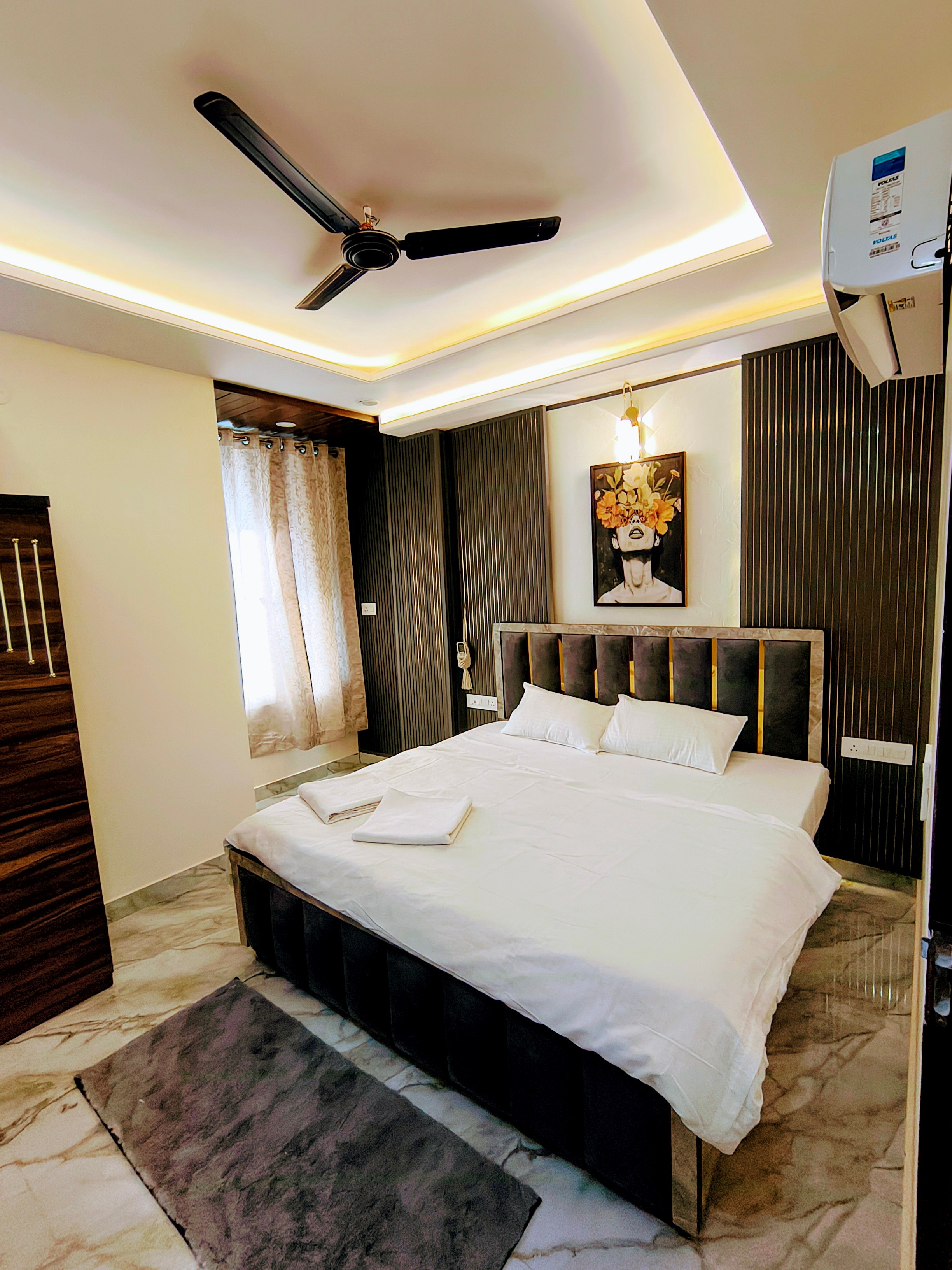 Luxury 2BHK Penthouse with Rooftop Terrace Lift - Tap to explore photos