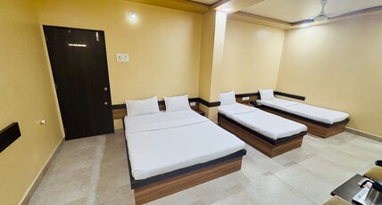 Hotel Decent Somnath Room Type - 4 Bedded Family Room