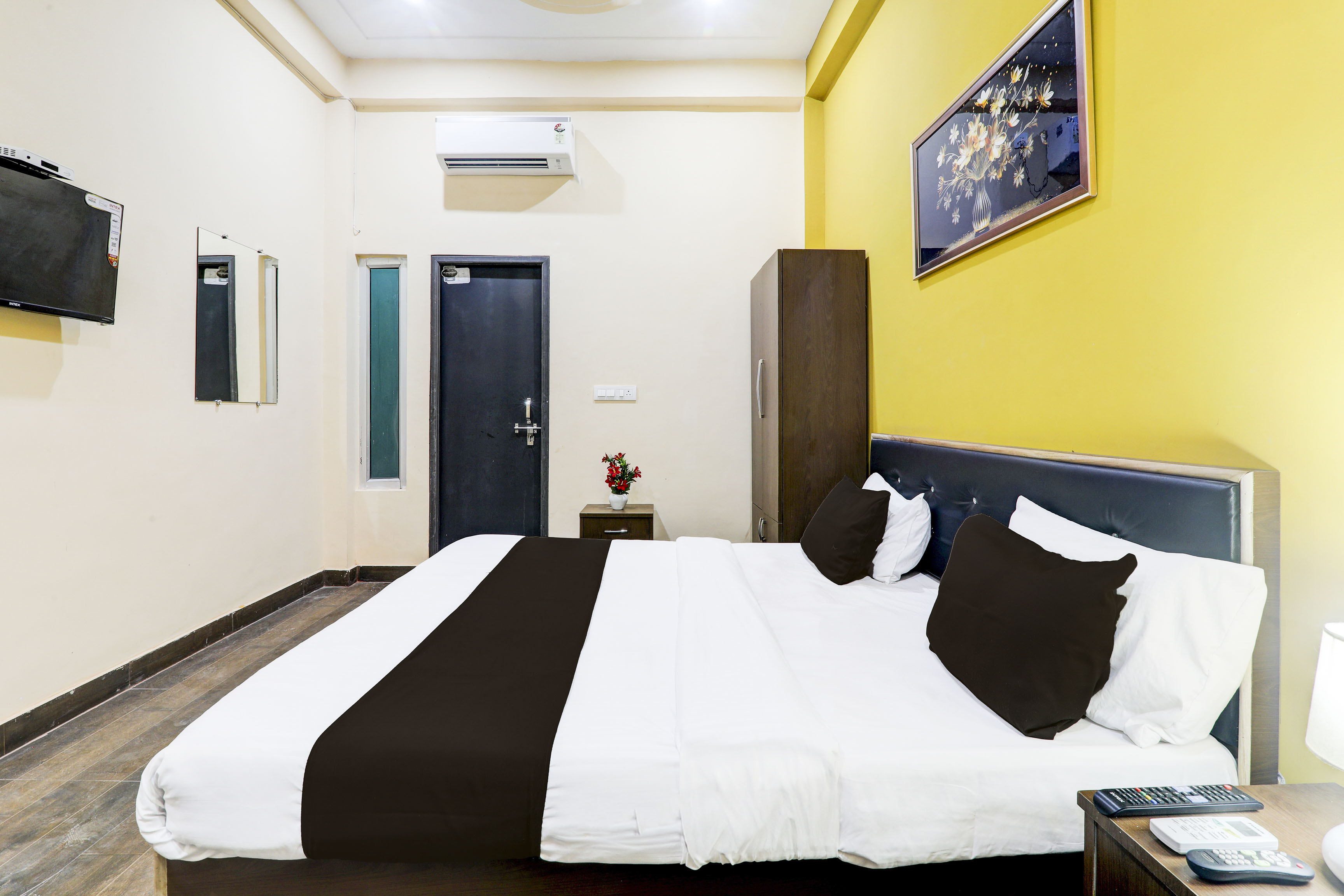 OYO Hotel O Arjun Ganj - Tap to explore photos