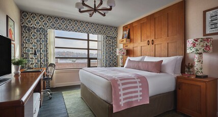 Graduate by Hilton Bloomington Room Type - GRADUATE KING SUITE