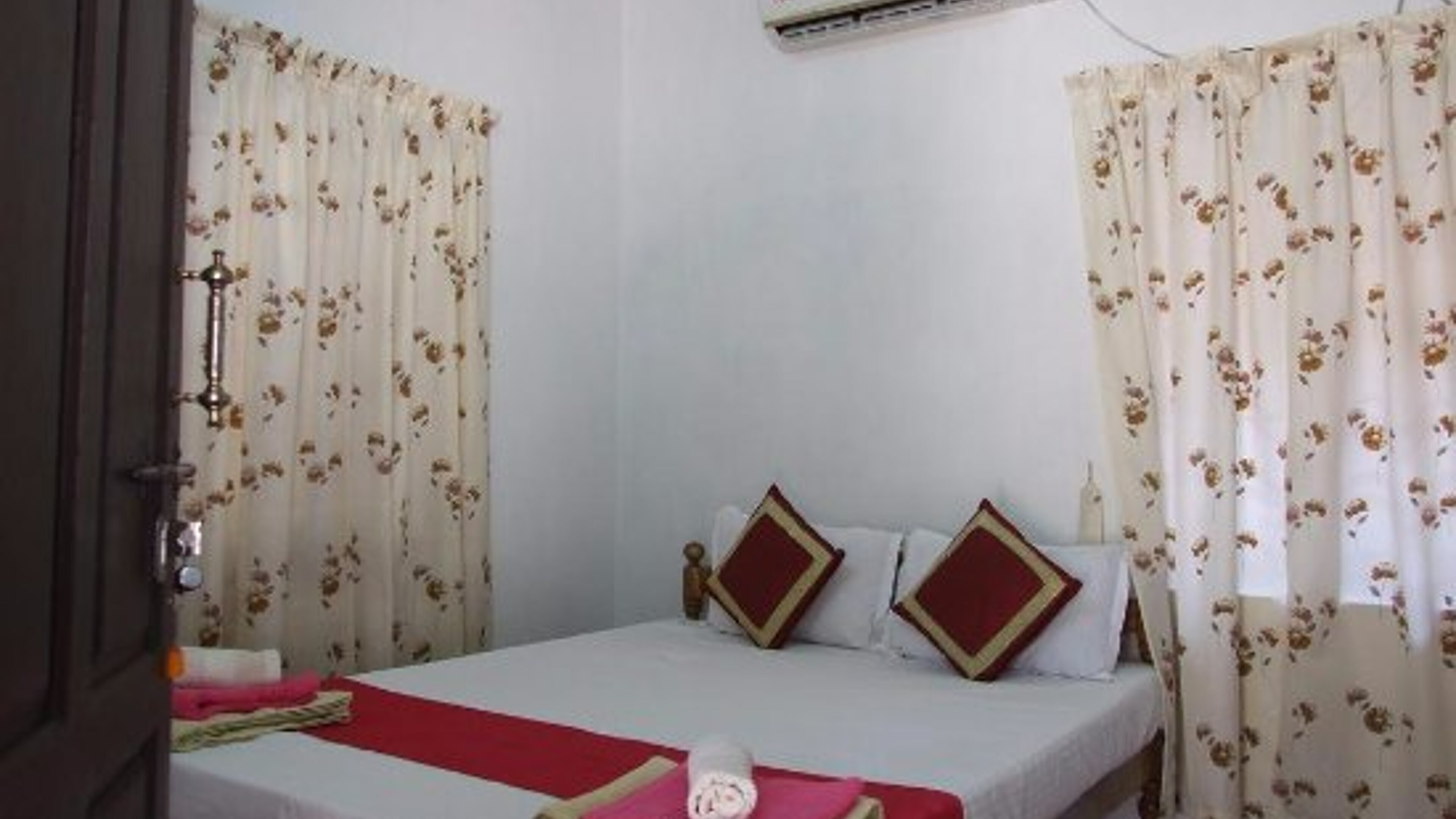 Bryans Villa Homestay - Tap to explore photos