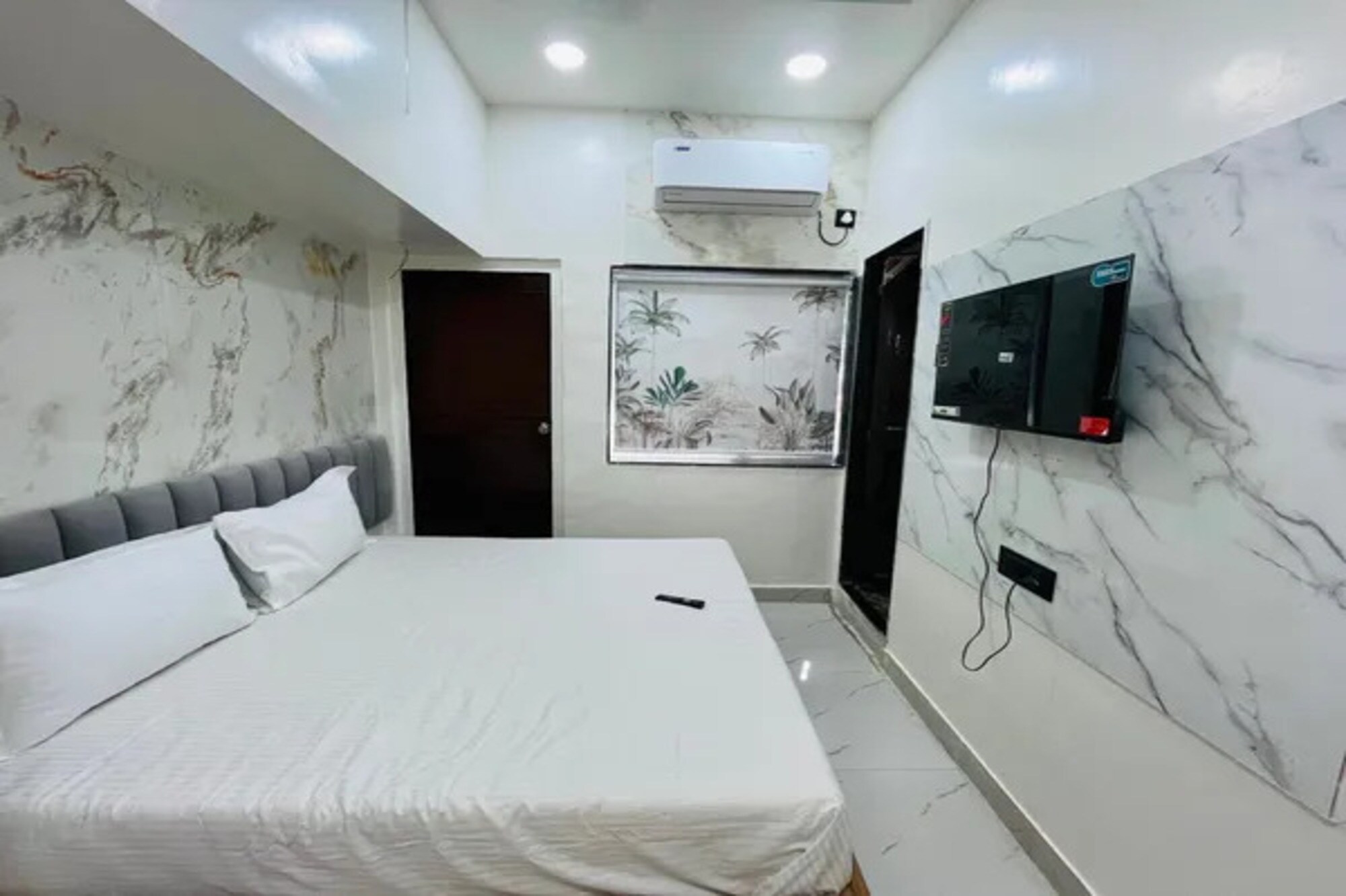 FabHotel Aundh Homtel - Tap to explore photos