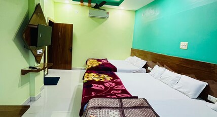 Kanishka Palace Room Type - 2 x double Bed with single bed