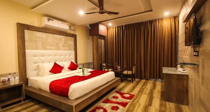 Hotel King Castle Room Type - Superior Room (AC hot & cold) with balcony mountain view