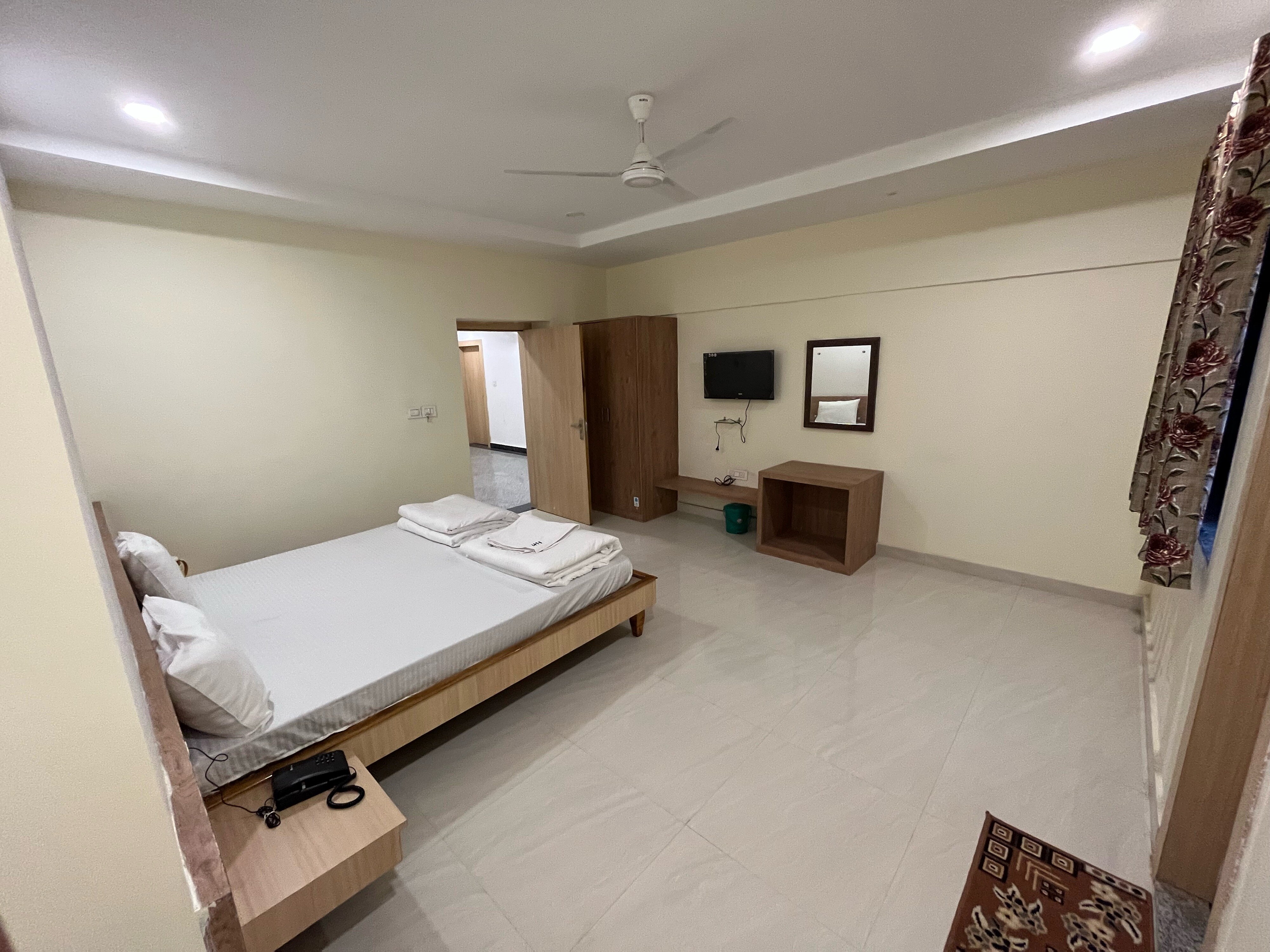 Hotel Pratap Heights - Tap to explore photos