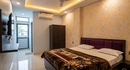Jiwaji Palace Room Type - Supper Deluxe Room(King Size Bad, AC, TV, WIFI, Geyser, Private Bathroom, Cupboard, Balcony, Parking
