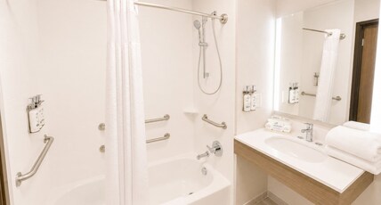 Holiday Inn Express & Suites TRUTH OR CONSEQUENCES Room Type - 2 Queen Standard Mobility Accessible Tub