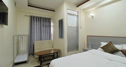 OYO 828 Hotel White Dreams Palace Room Type - Classic
