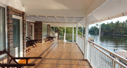 Evaans Casa Homestay | Lake-view Rooms Room Type - Premium Lake View Room