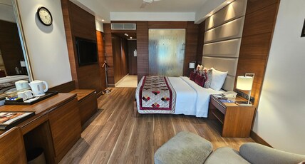 Jaypee Vasant Continental Hotel Room Type - Executive Room With One Way Transfer