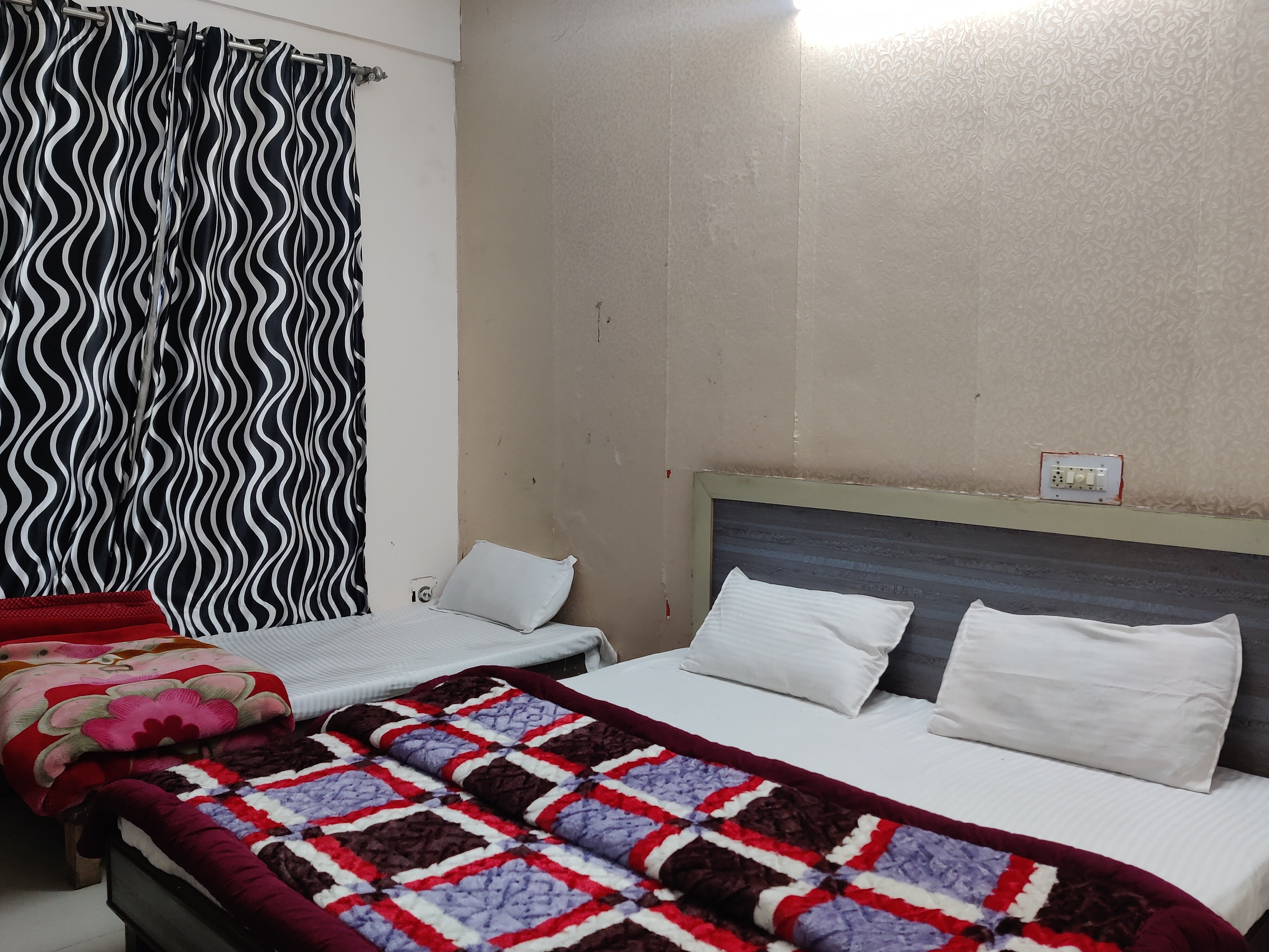 Hotel Rock Hills - Tap to explore photos