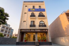 FabHotel Shree Priyasharnam - 500 m from prem mandir