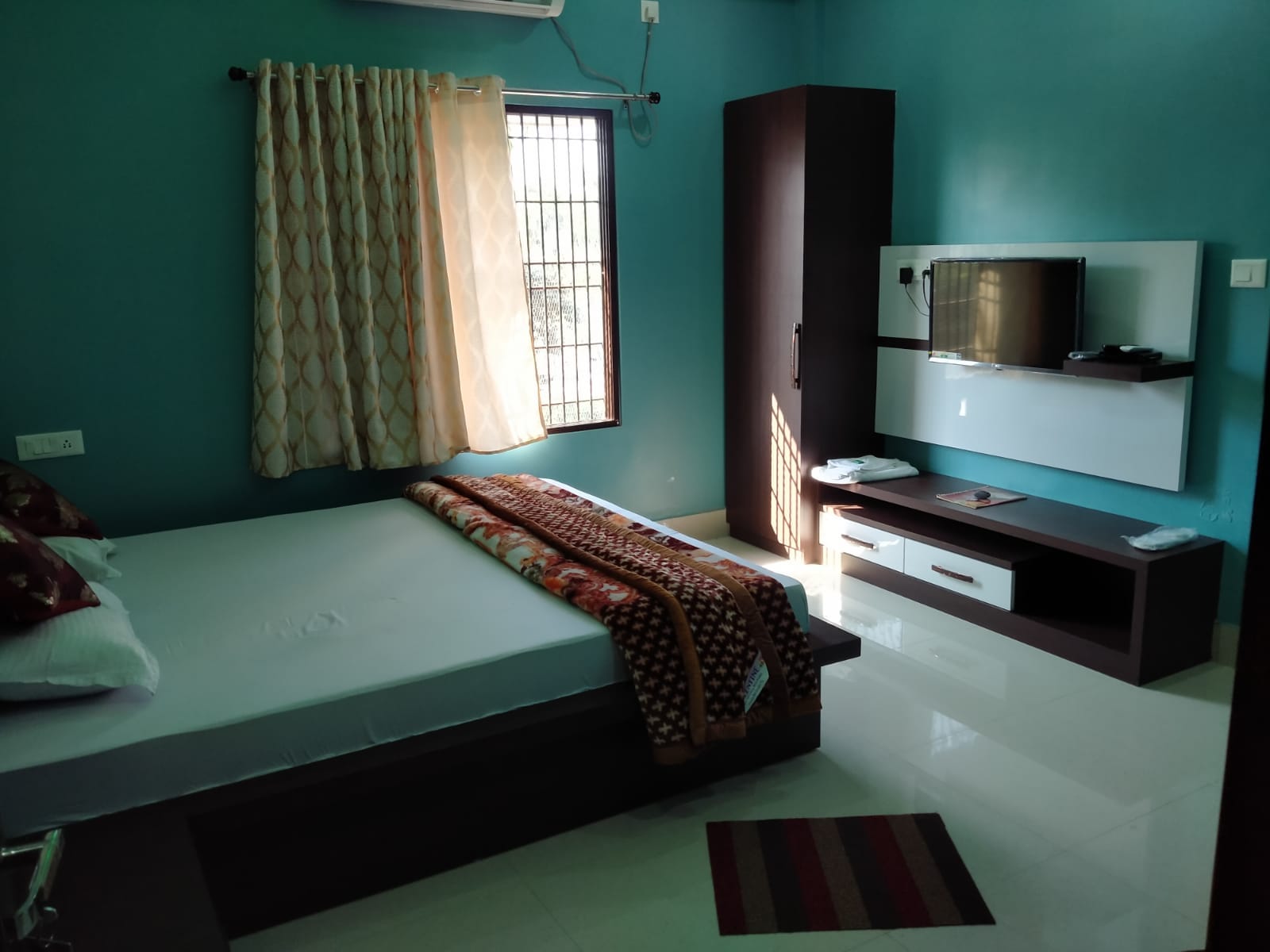 Hotel Shivam - Tap to explore photos