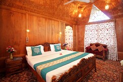 New Lucky Star Group of Houseboats