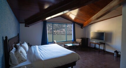 Manu Maharani Regency By Royal Collection Hotels Room Type - Elegant Lake Facing