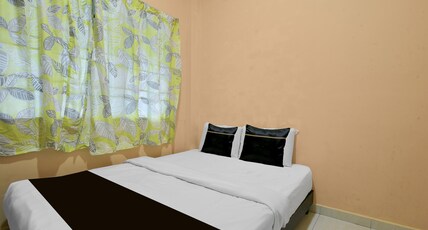 Collection O Near Taiping Mall Formerly Axis Hotel Room Type - Deluxe Queen