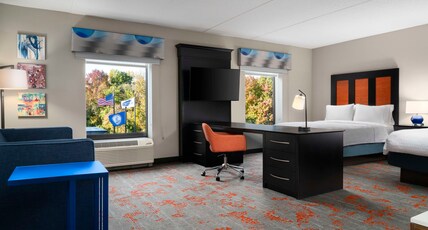 Hampton Inn Stafford/Quantico & Conference Center, VA Room Type - 2DB STDO MIC FRIDG WTBR NS