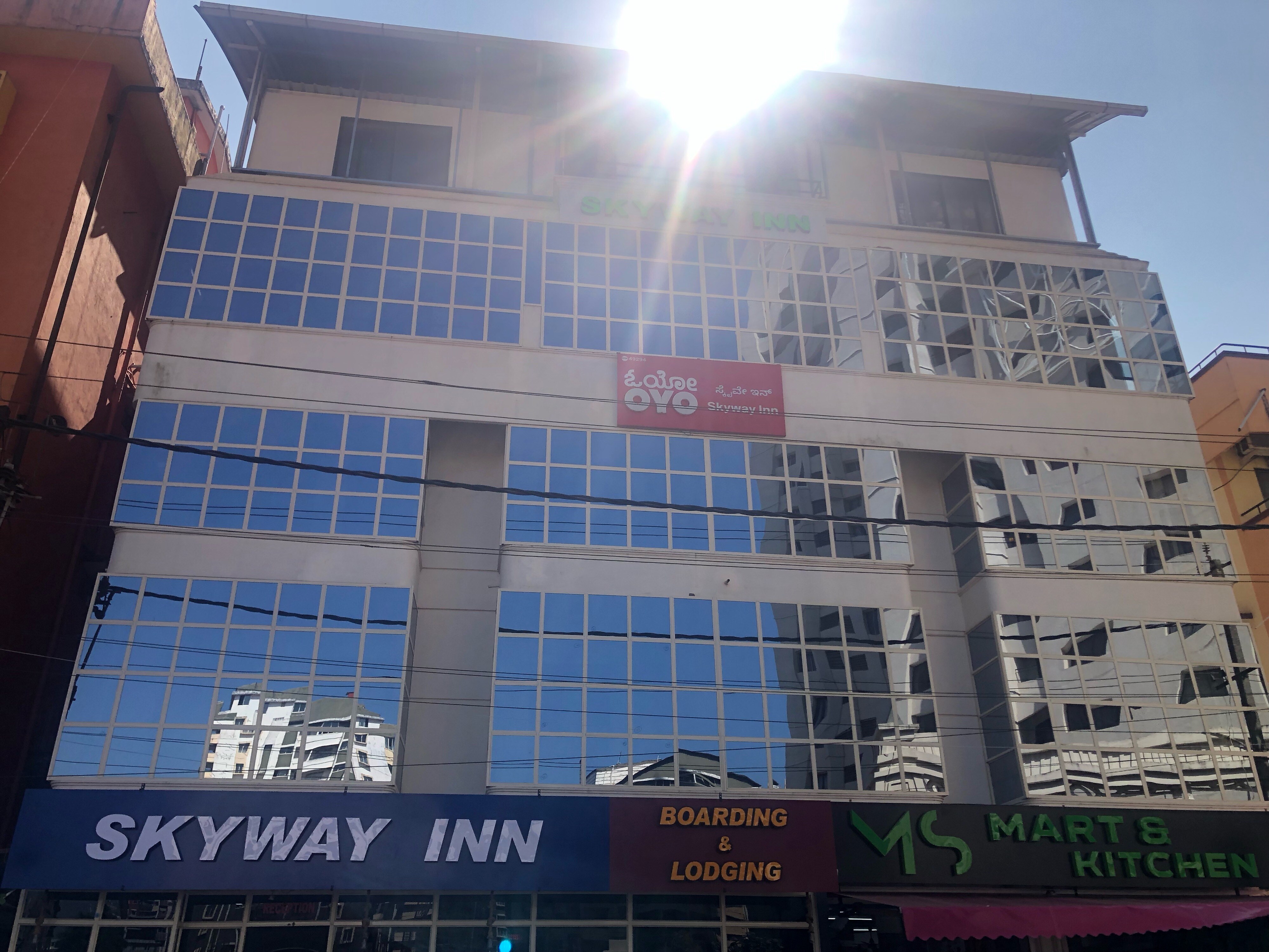 Hotel  Skyway Inn - Tap to explore photos
