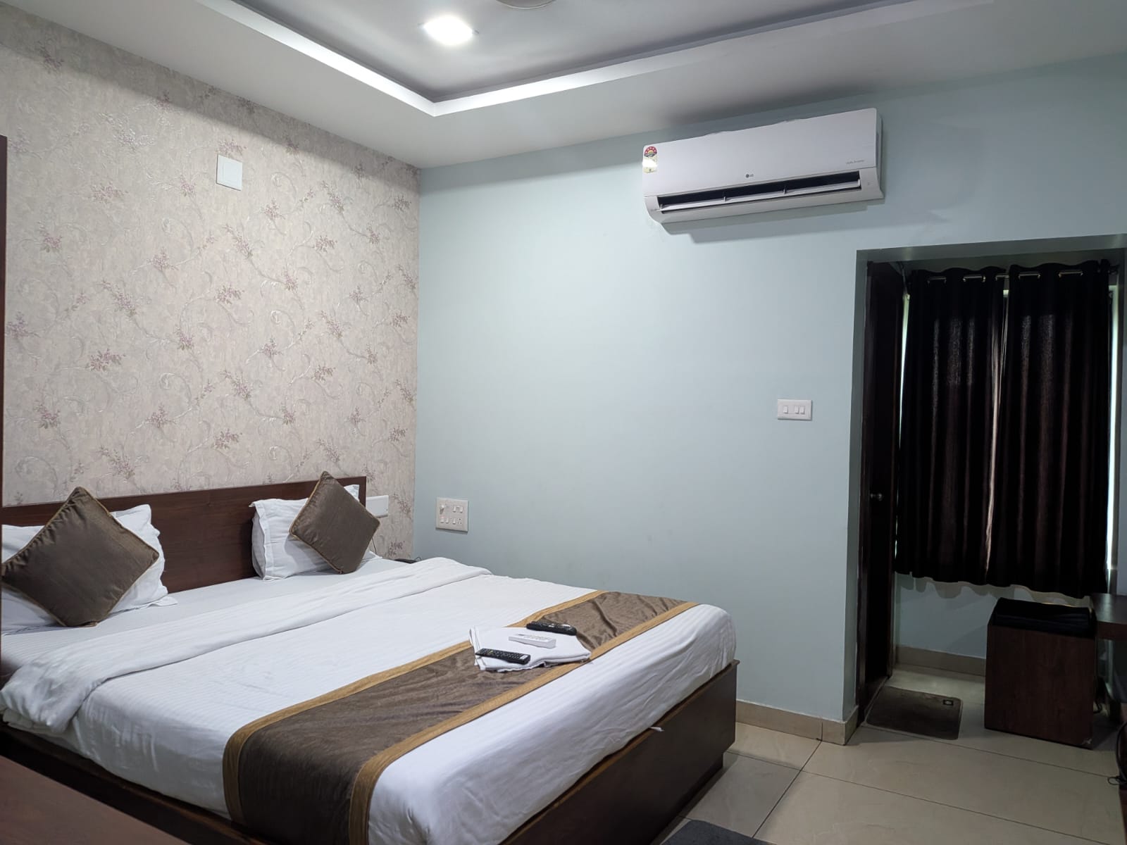 PR Guest House - Tap to explore photos