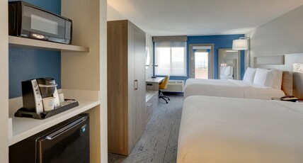 Holiday Inn Express Hotel & Suites Branson 76 Central, an IHG Hotel Room Type - 2 Queen Standard Balcony