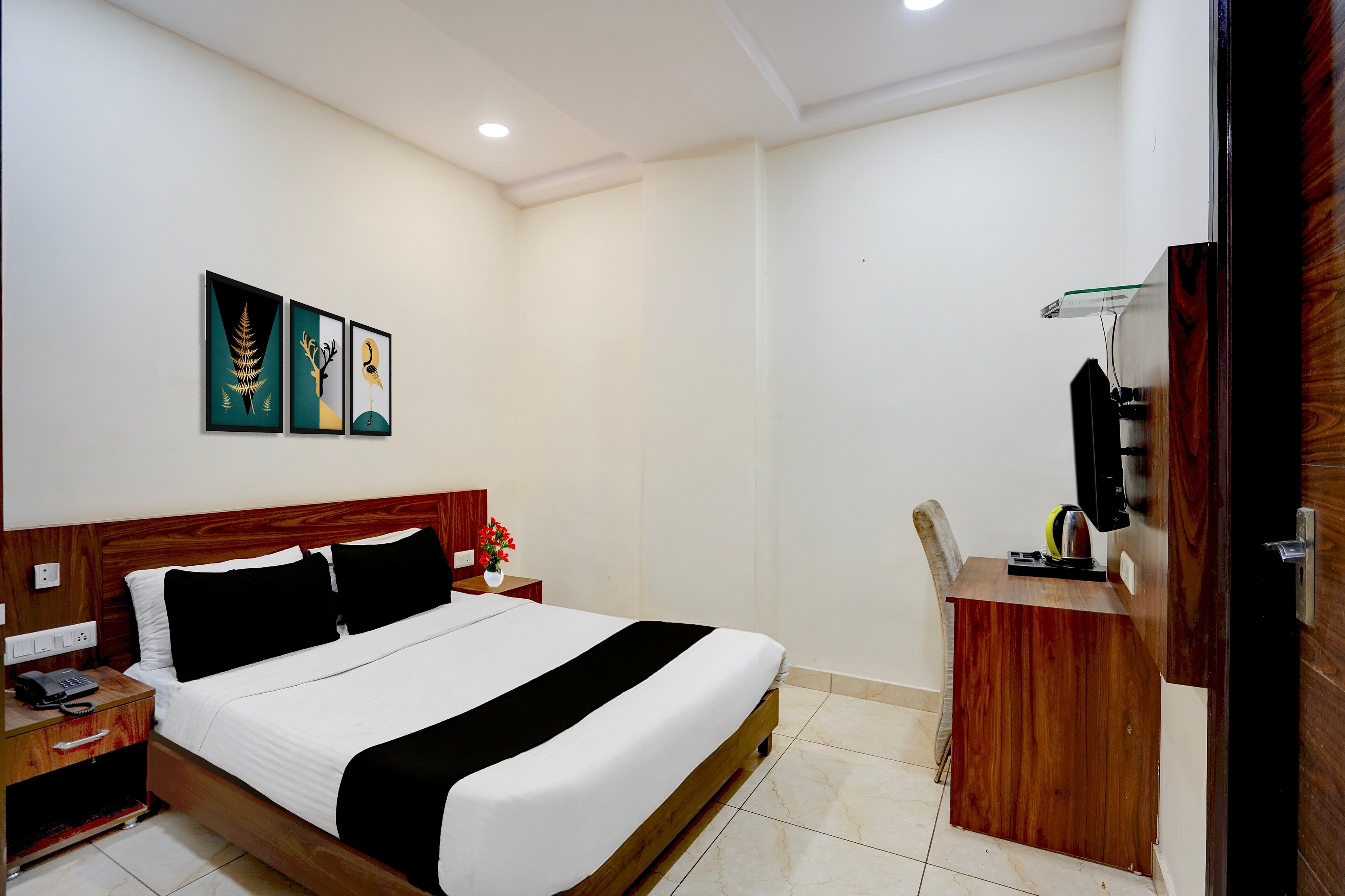 Super Townhouse Dashrathpuri Metro Formerly Elegant Palace - Tap to explore photos
