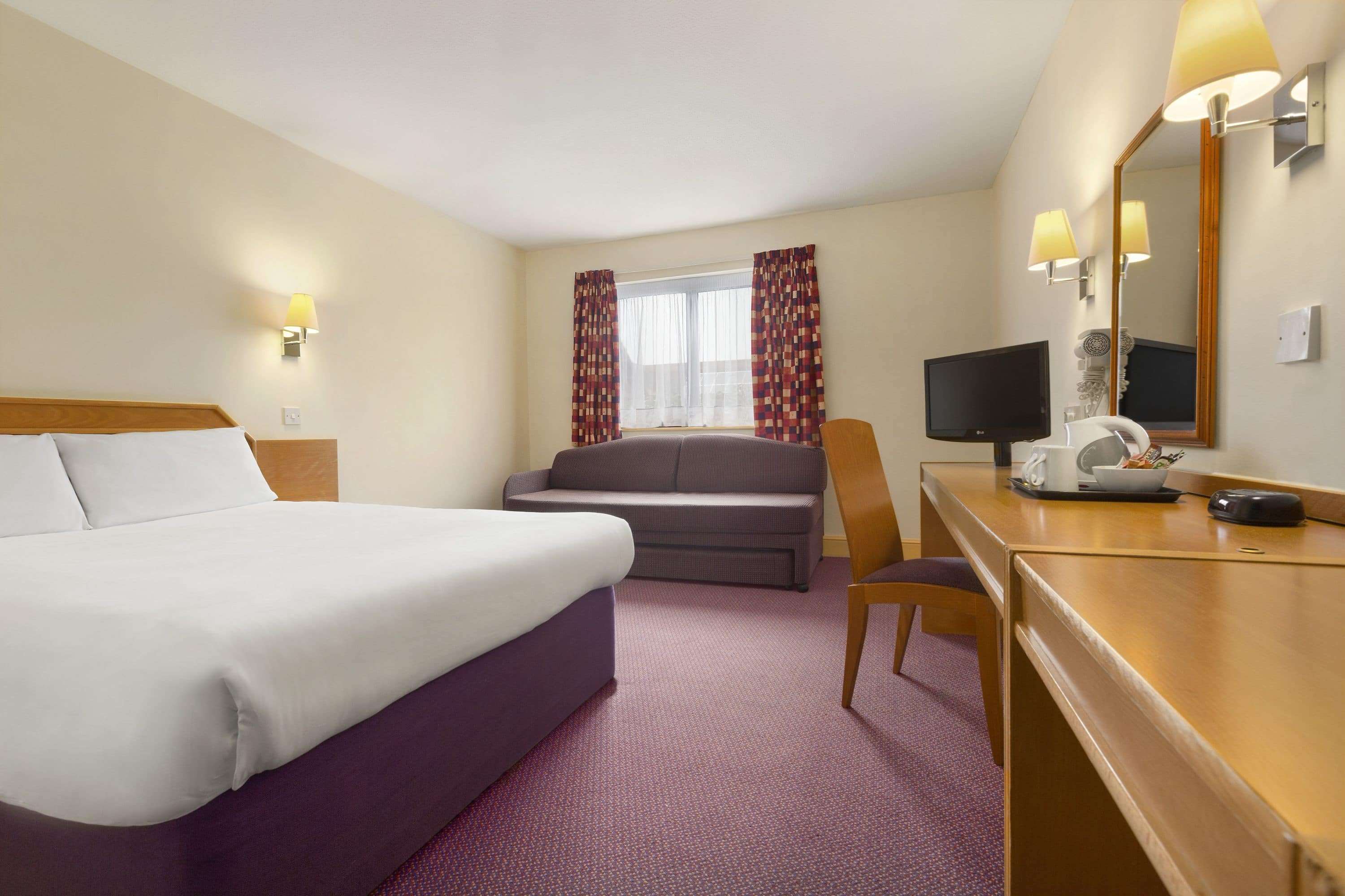 Days Inn by Wyndham Sevenoaks Clacket Lane - Tap to explore photos