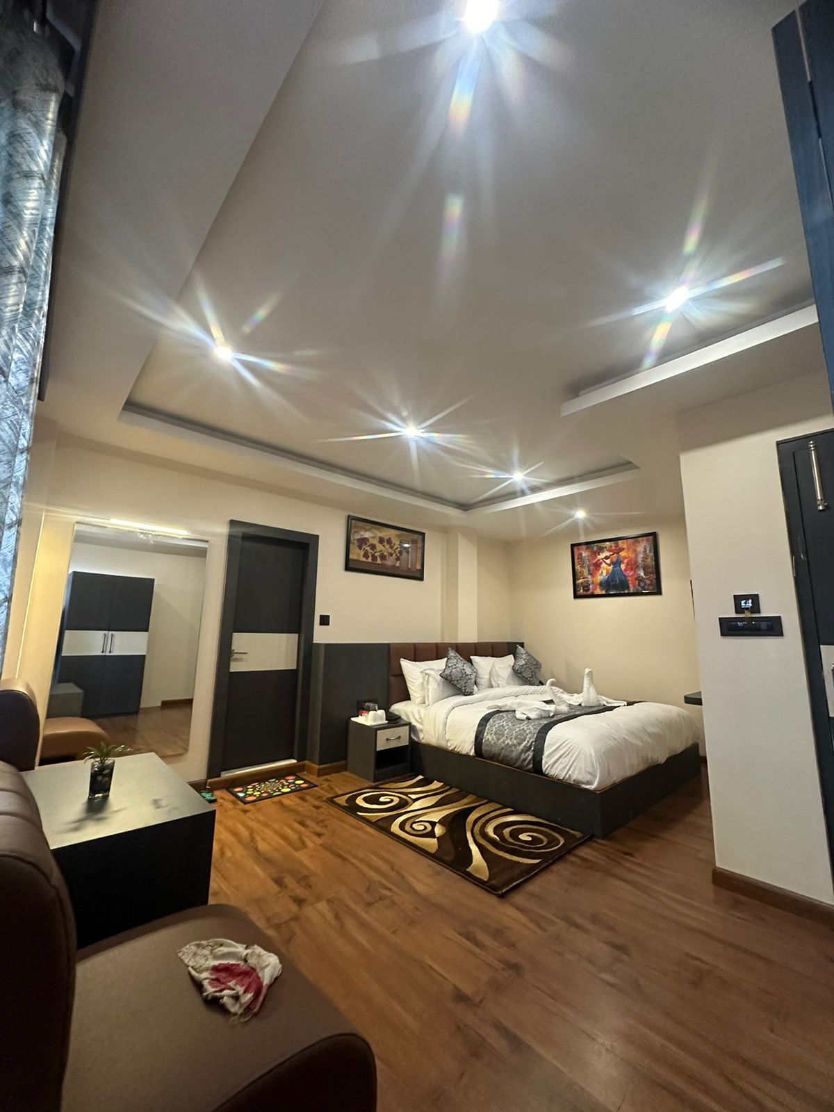 HOTEL PARYATAK - Tap to explore photos