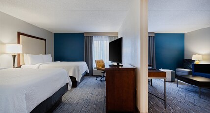 Holiday Inn Express & Suites CINCINNATI RIVERFRONT Room Type - 2 Queen Beds Suite Addl Living Area