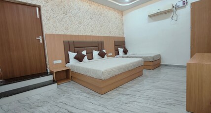 Pilgrim, Near Golden Temple Room Type - Triple bed AC room w.window & parking