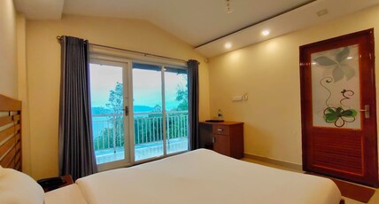 Mizzle Premium Resort in front of Banasura Dam Room Type - Couple Room with Balcony and Dam View