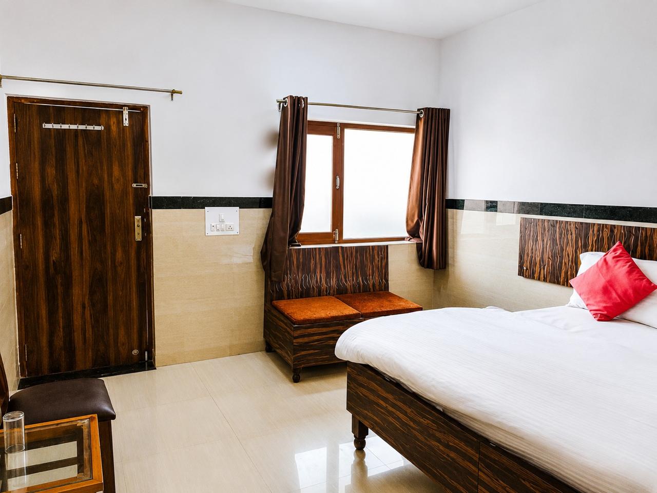 Hotel Goverdhan, Walking to Raja Ki Mandi Railway & 3 km from ISBT - Tap to explore photos