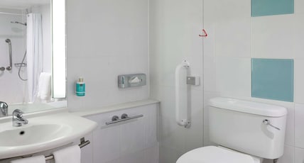 Novotel London West Room Type - Superior Accessible Room with Twin Beds Novotel London West Room Type - Superior Accessible Room with Twin Beds