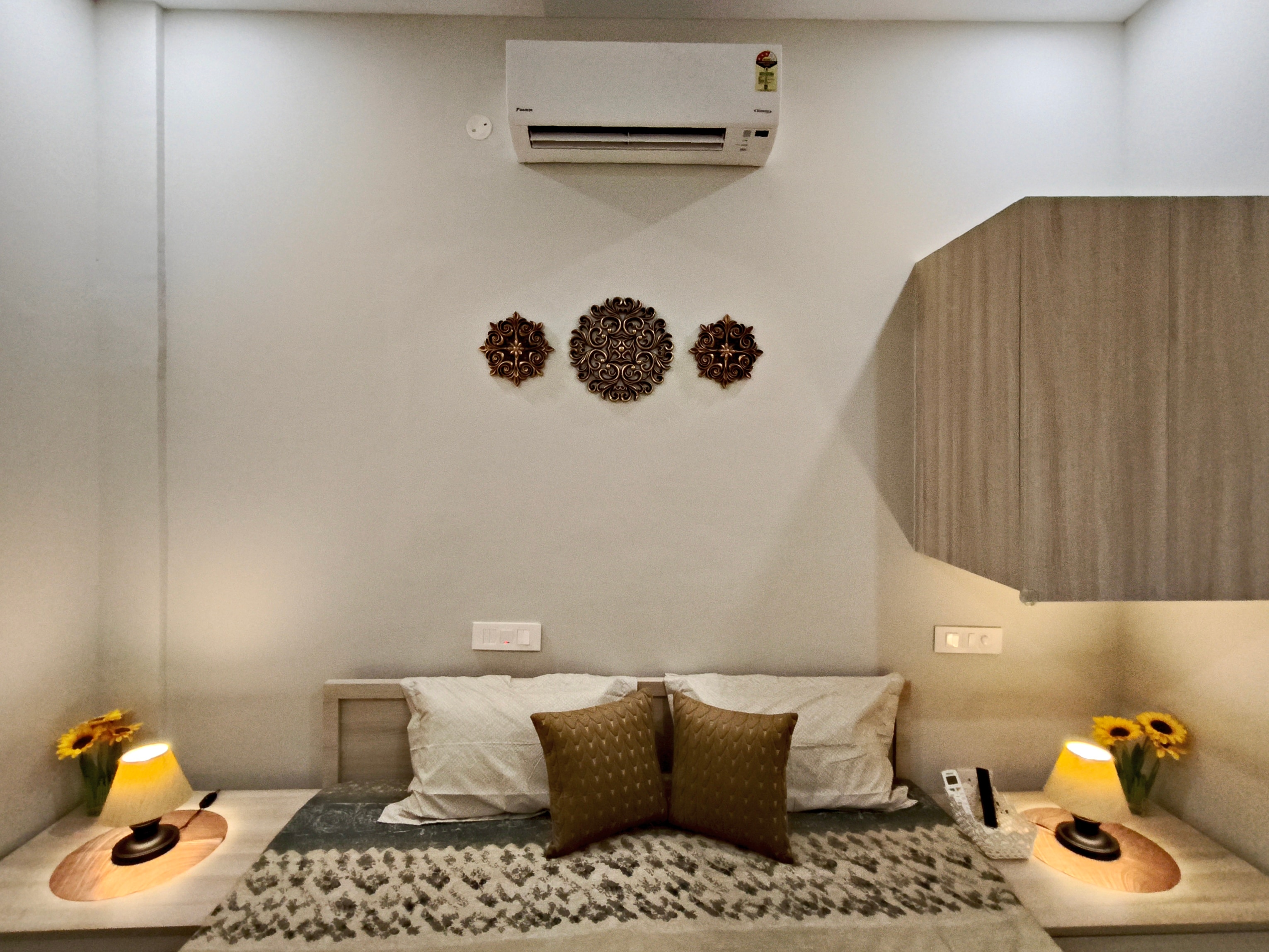 Jeelo Rooms 1 - Tap to explore photos