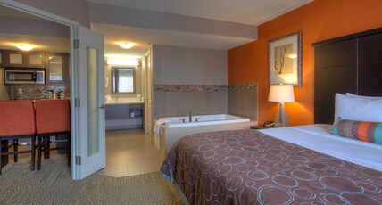 Staybridge Suites HAMILTON - DOWNTOWN, an IHG hotel Room Type - 1 Bedroom Suite Dining Kitchen Single Sofa Bed