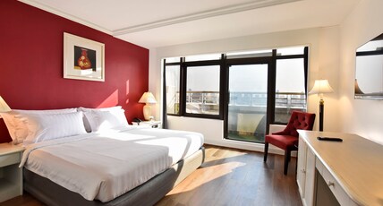 Grand China Bangkok Room Type - Superior  Room River View with Balcony