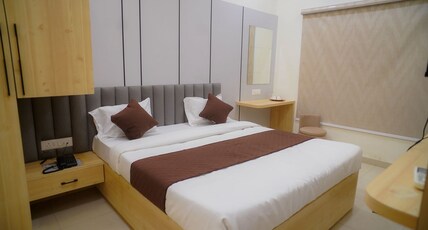 Hotel Shree Guru Ashray Room Type - Deluxe Double Bedroom