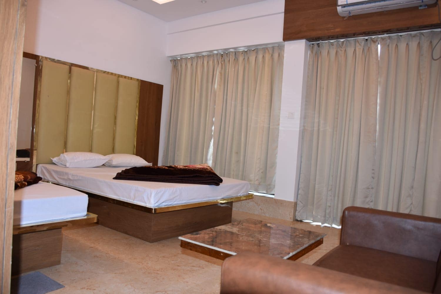 7 SEAS - Tap to explore photos