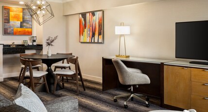 Crowne Plaza Edison, an IHG Hotel Room Type - 1 King Junior Suite