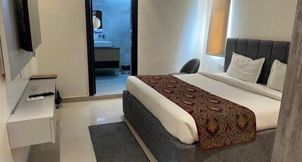 Drive In 24 Hotel and Resto Room Type - Deluxe Room