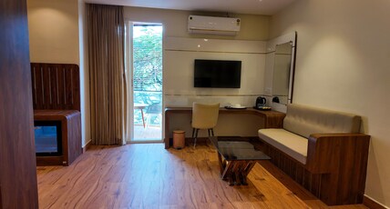 Hotel Srinivasa Royal Stay Room Type - Royal Suite Ac With Balcony Hotel Srinivasa Royal Stay Room Type - Royal Suite Ac With Balcony