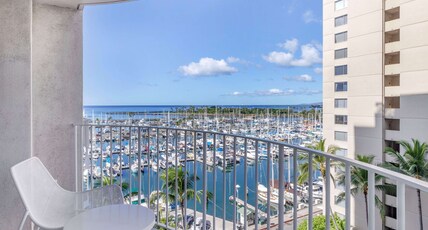Hilton Vacation Club The Modern Honolulu Room Type - STD PRTL OCNVW PREM KG BLC