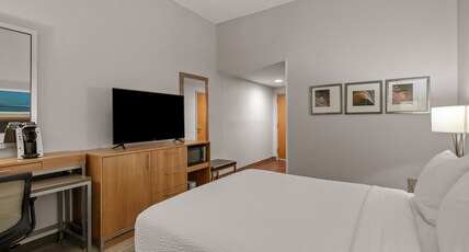 Holiday Inn Express HERSHEY (HARRISBURG AREA) Room Type - 1 King Standard Top Floor